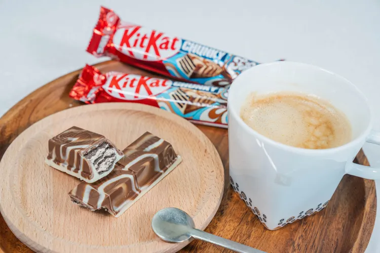 雀巢KitKat「黑白巧風味奇趣威化」獨特黑白大理石紋路，結合牛奶巧克力與白巧克力風味，搭配經典酥脆威化口感，不論是外觀或口感上都充滿驚喜。業者提供