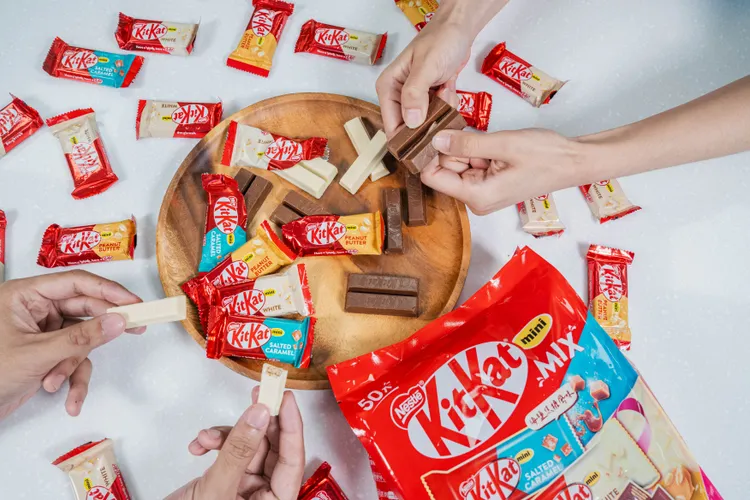 雀巢KitKat「迷你威化繽紛組」一次集結海鹽焦糖、白巧克力、花生三大人氣風味；獨立小包裝更方便分次取用與保存，讓「分享」變得更有趣。業者提供