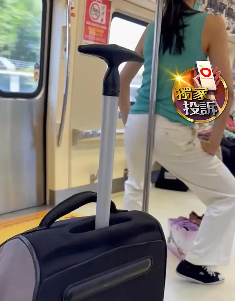 影片可見為高架路段的淡水線沿途，該名女子直接把捷運車廂當健身房，時而起立蹲下以背部「貼舞」立柱。投訴者提供