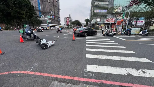 台南女騎士遭撞卡車底　好暖！熱心民眾抬車救人