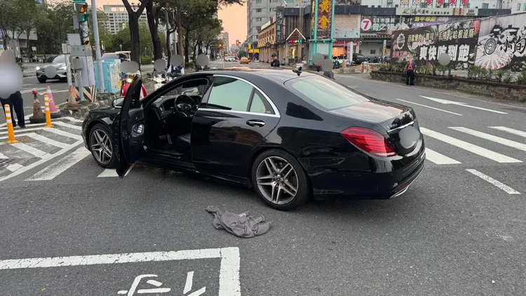 路過熱心民眾合力抬起轎車，協助陳姓女騎士脫困。民眾提供
