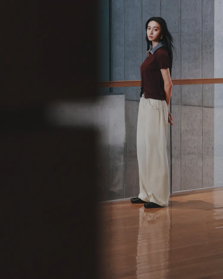 木村光希以繭型牛仔褲搭配美麗諾混紡POLO開襟上衣。品牌提供