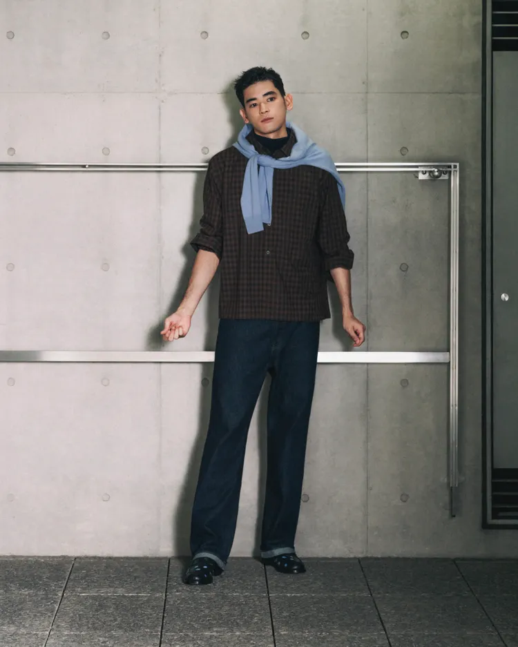 內田雅樂換上UNIQLO and JW ANDERSON赤耳直筒牛仔褲。品牌提供