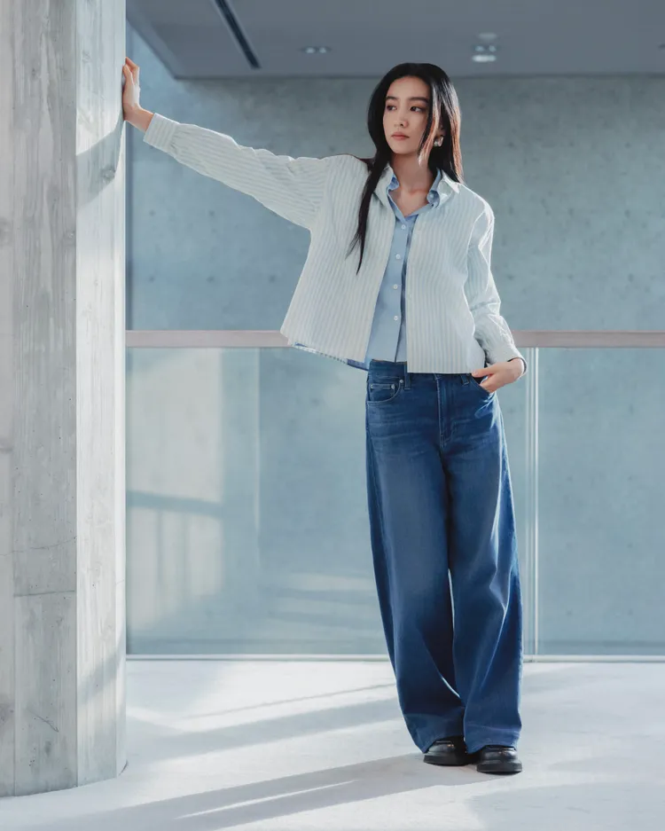 木村光希以條紋澎袖襯衫、EZY寬版直筒牛仔褲打造舒適休閒造型。品牌提供