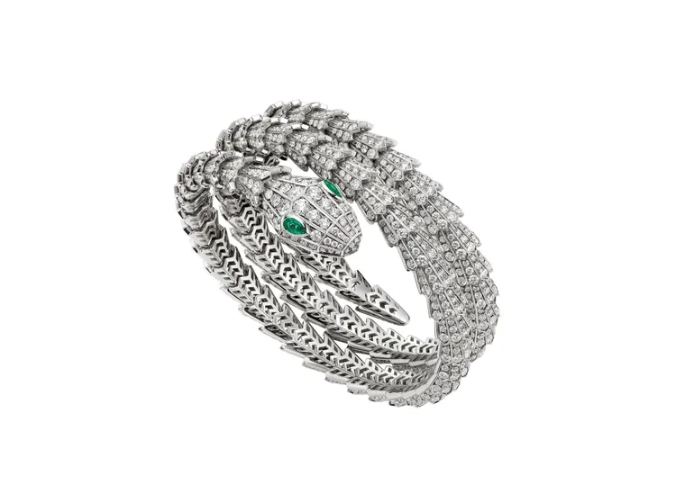 BVLGARI Serpenti 系列 頂級祖母綠與鑽石手環。品牌提供