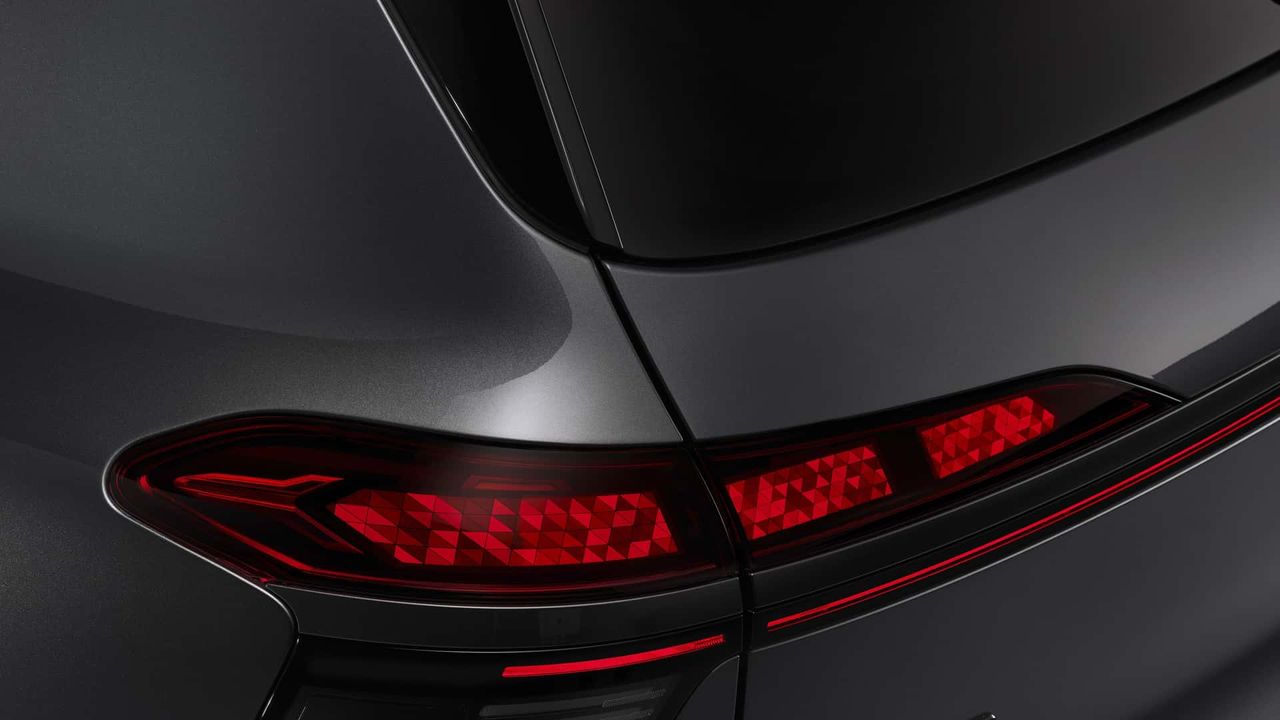 Audi Q9玩出車燈新花樣 全球首創曲面OLED尾燈、512個發光區塊