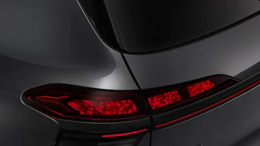 Audi Q9玩出車燈新花樣　全球首創曲面OLED尾燈、512個發光區塊