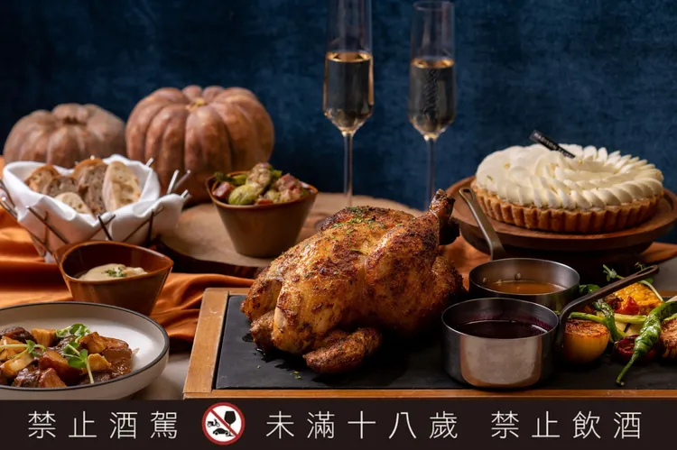  GUSTOSO義大利餐廳則於11/23至11/25限時推出四人份「感恩節家庭分享餐」，每套4880元+10%，11/22前完成訂金預付加贈半隻龍蝦。台北慕軒飯店，臻品之選 提供