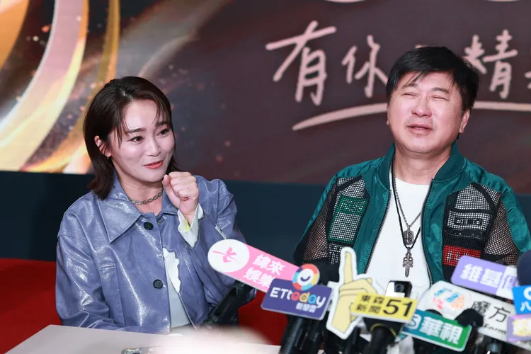 張文綺（左）親曝鹹酥雞最新營運現況，右為胡瓜。攝影中心攝