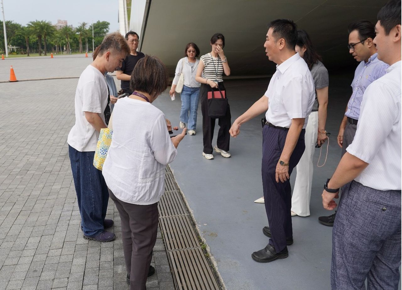 全國首例!高雄地檢署攜手衛武營 社會勞動人清潔樹冠大廳