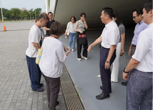 全國首例！高雄地檢署攜手衛武營　社會勞動人清潔樹冠大廳