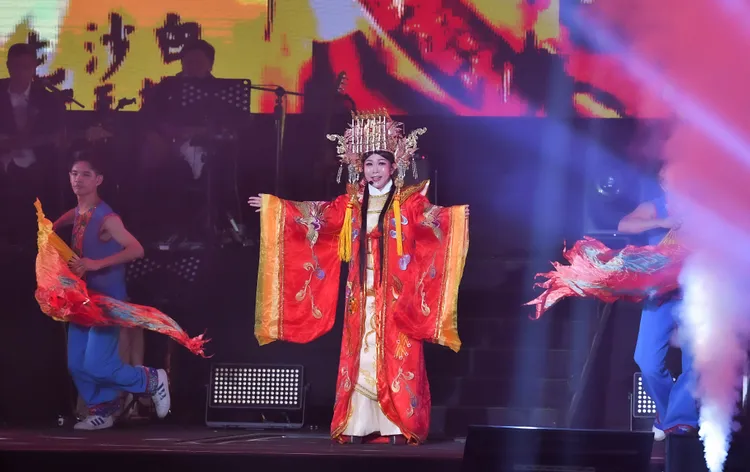 張秀卿以「媽祖」扮相現身。名人演藝事業提供