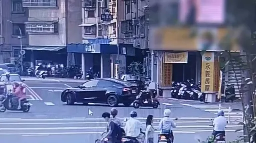 通學時段未禮讓行人！自小客逕自通過行人穿越道　鼓山警依法舉發