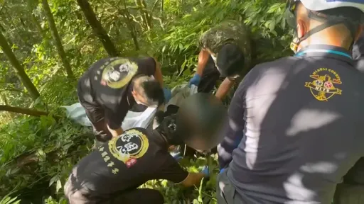 苗栗泰安深山驚見男子倒臥身亡　警消陡峭山區搬運遺體下山