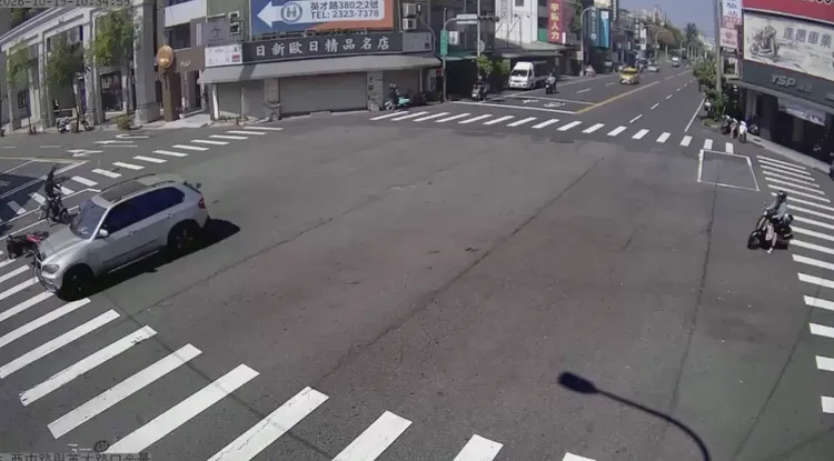 廂型車跟機車碰撞後，騎士彈飛出去，機車零件也波及到一旁停等機車。警方提供