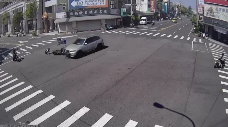 廂型車跟機車碰撞後，騎士彈飛出去，機車零件也波及到一旁停等機車。警方提供