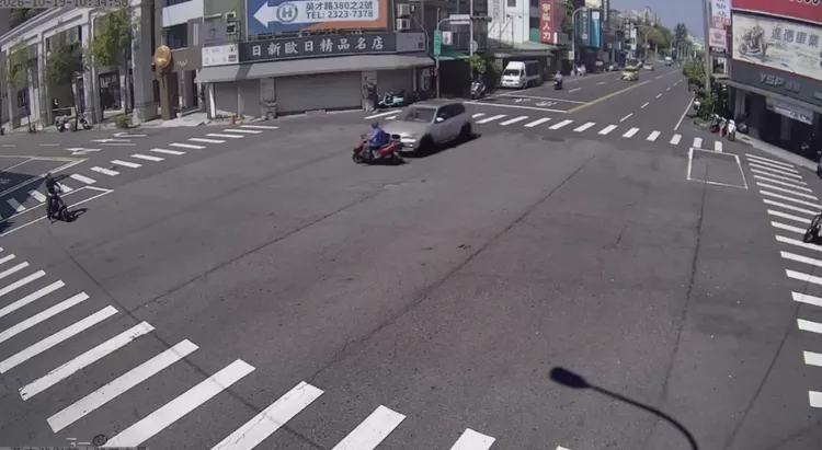 廂型車跟機車碰撞後，騎士彈飛出去，機車零件也波及到一旁停等機車。警方提供