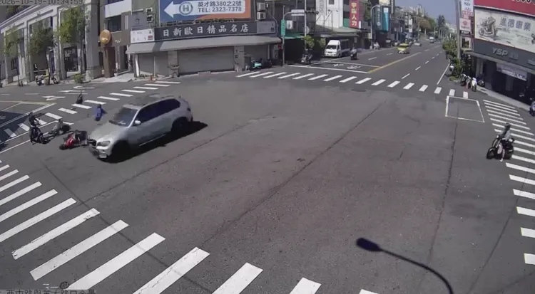 廂型車跟機車碰撞後，騎士彈飛出去，機車零件也波及到一旁停等機車。警方提供