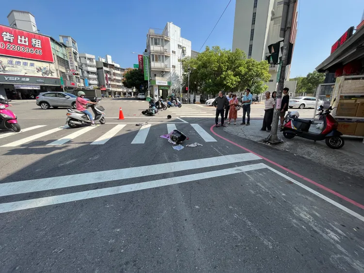 廂型車跟機車碰撞後，騎士彈飛出去，機車零件也波及到一旁停等機車。警方提供