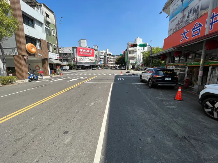 廂型車跟機車碰撞後，騎士彈飛出去，機車零件也波及到一旁停等機車。警方提供