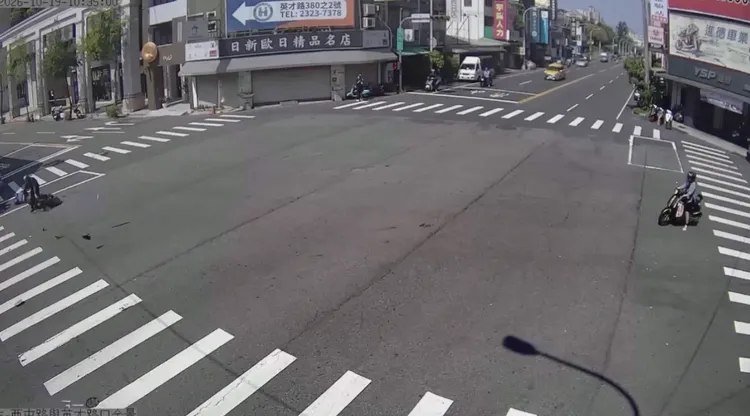 廂型車跟機車碰撞後，騎士彈飛出去，機車零件也波及到一旁停等機車。警方提供