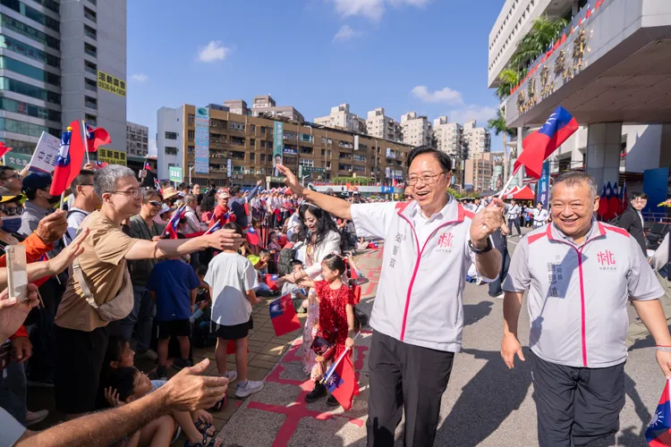 張善政出席國慶升旗典禮。民政局提供