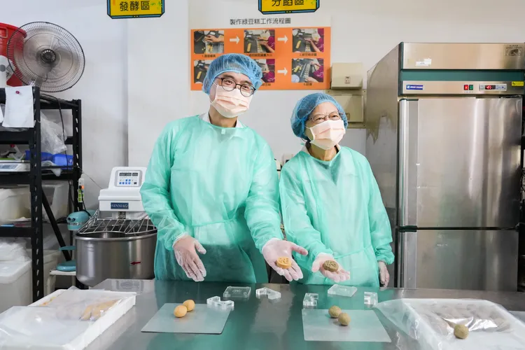 賴瑞隆認購800盒庇護工場產品，並與前總統蔡英文到高雄中外餅舖親自支持。翻攝畫面