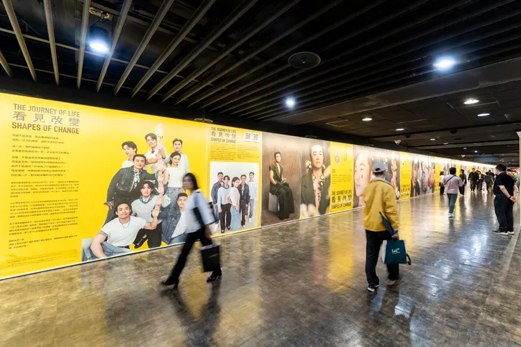 《看見改變》攝影展覽台北中山藝文廊，在人潮穿梭中慢下腳步看見改變的人生軌跡。羅慧夫顱顏基金會提供
