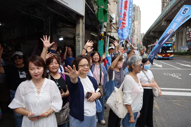 台北市長妻子石舫亘今天獨自上陣，前往內湖區湖光市場展開掃街行程。李俊毅攝
