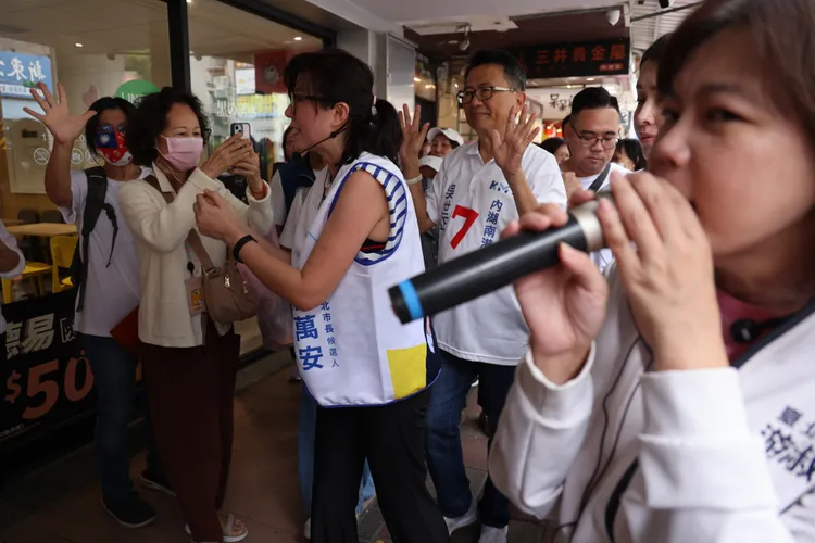 台北市長妻子石舫亘今天獨自上陣，前往內湖區湖光市場展開掃街行程。李俊毅攝