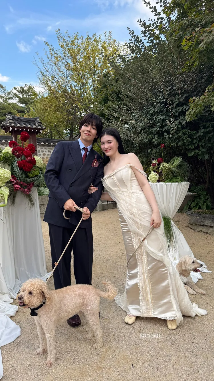金容智（右）挽著老公，2隻愛犬也到場見證。翻攝IG