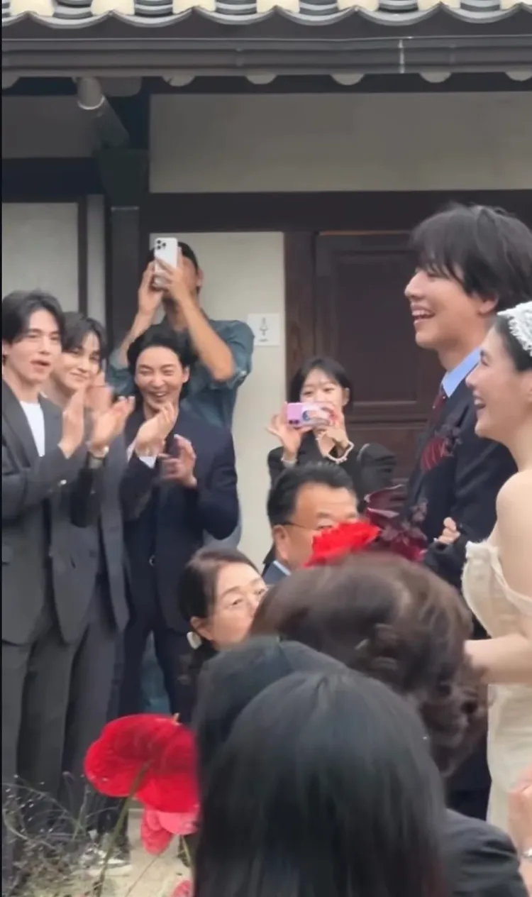《九尾狐傳》李棟旭（左起）、金汎、黃熙、曹寶兒全數到齊，祝賀金容智結婚。翻攝IG