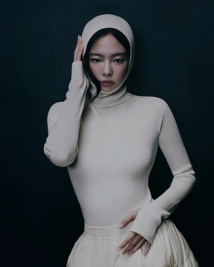 Jennie以米白色羽絨裙搭配米色巴拉克拉瓦頭套。品牌提供