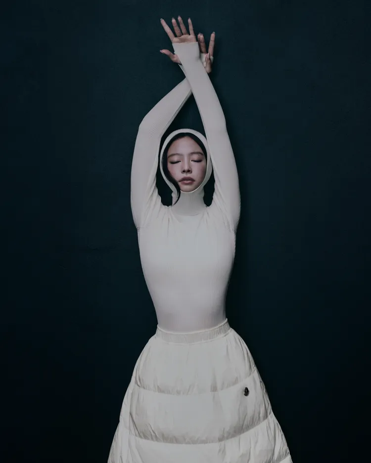 Jennie以前衛造型呼應她在時尚圈的指標地位。品牌提供