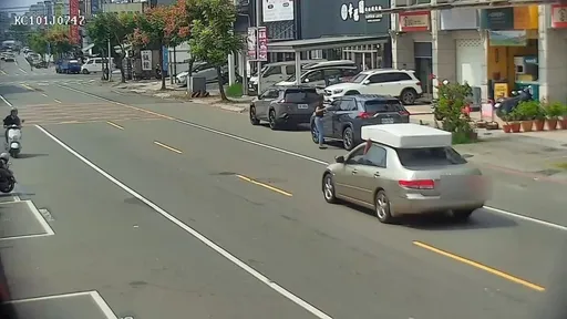 這樣也行！床墊放車頂招搖過街　高雄男貪小便宜恐吃罰單