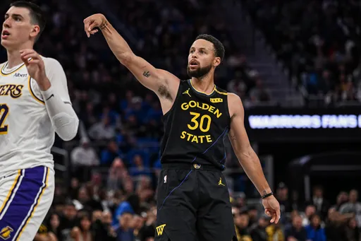 影片｜柯瑞晃倒東契奇飆三分！勇士落後25分竟狂勝17分　寫NBA神紀錄