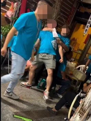 屋主持球棒打友，男子亮小刀遭送辦。翻攝hou__678＠Threads