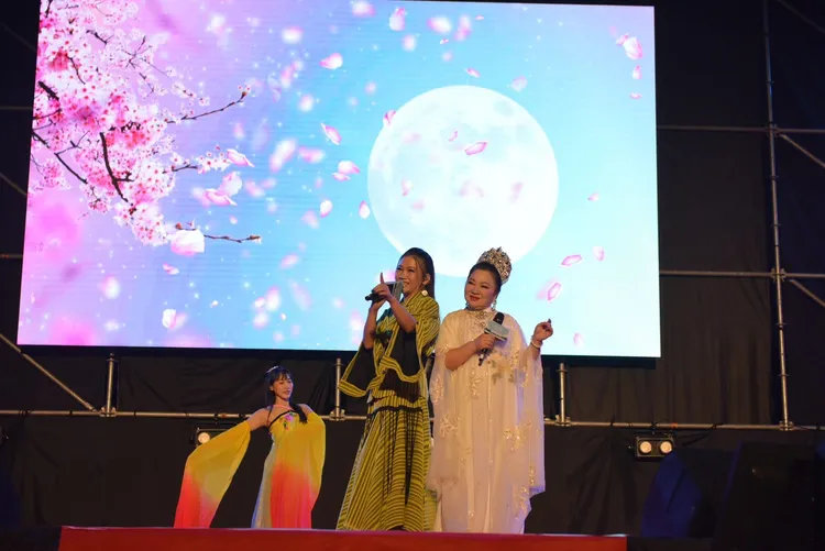 台語歌后黃妃(左)帶來《追追追》、《非常女》等金曲，與白冰冰在台上互動。苗栗縣政府提供