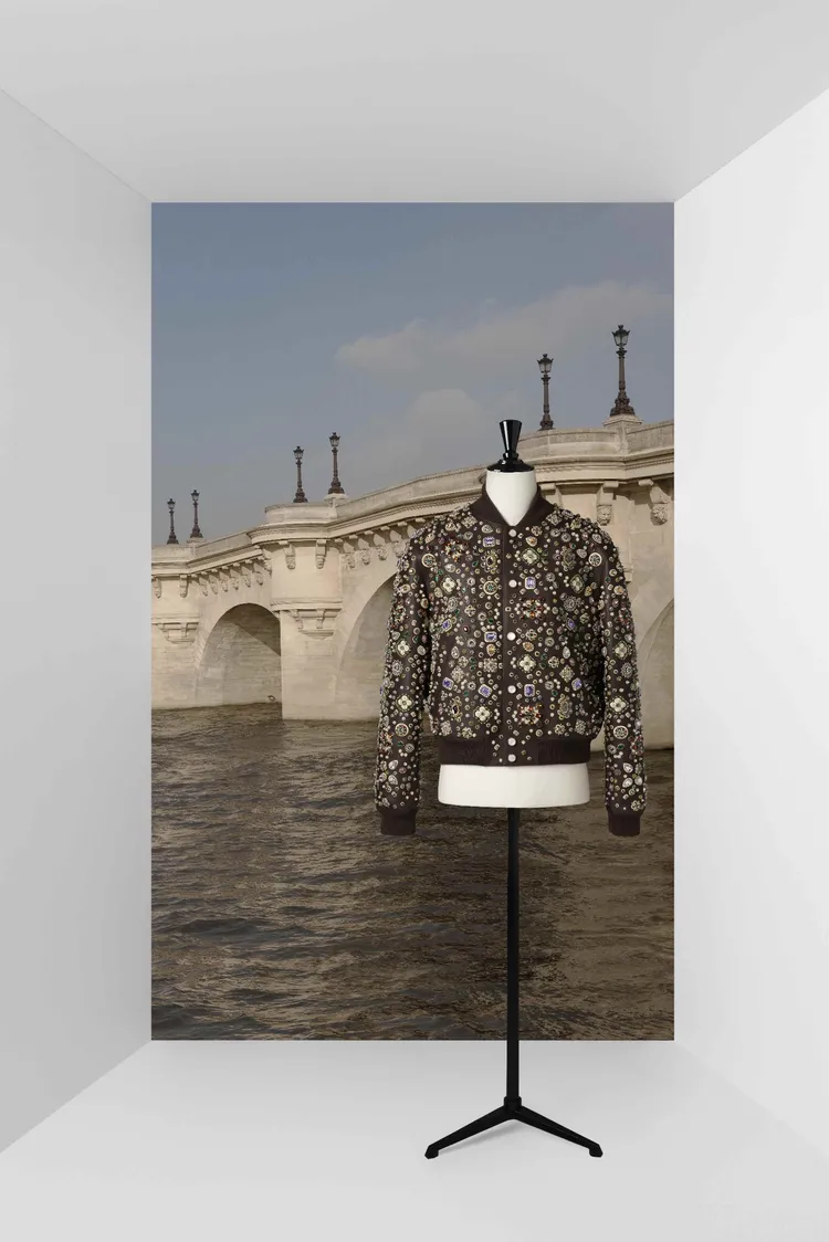 Les Extraordinaires 卓越訂製男裝 - 水鑽、水晶、珠綴刺繡飛行外套，440萬元。品牌提供