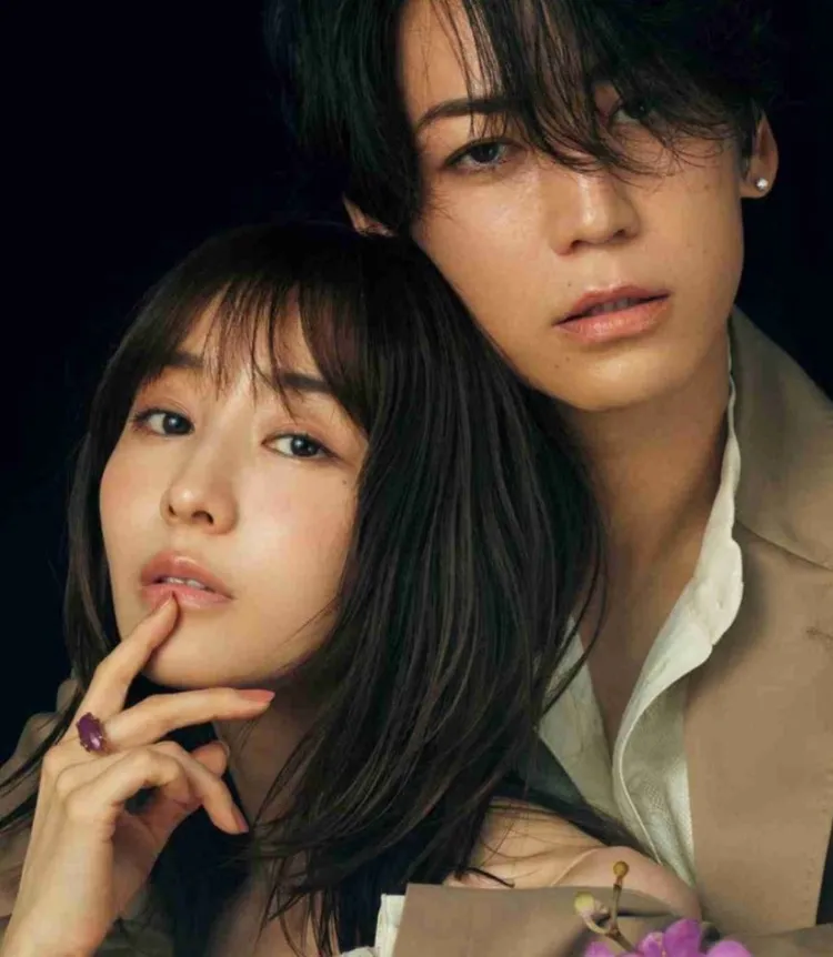 龜梨和也（右）、田中美奈實登上美容雜誌對談，貼臉拍照被虧「公費戀愛」。翻攝《MAQIA》