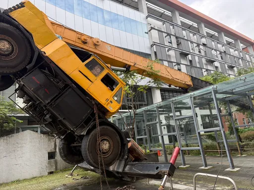 宜蘭科學園區洗大樓吊車翻覆　高空墜地！1無生命跡象1重傷