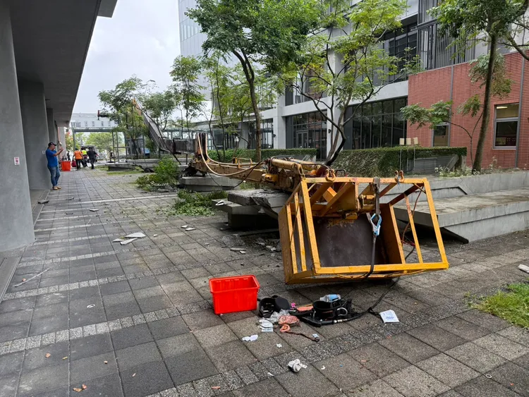 警消趕抵後發現1人已無生命跡象，目前正在醫院搶救中。翻攝照片