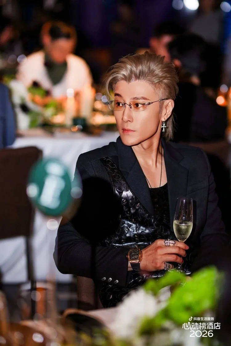 許紹洋下巴尖得不自然。翻攝自許紹洋臉書