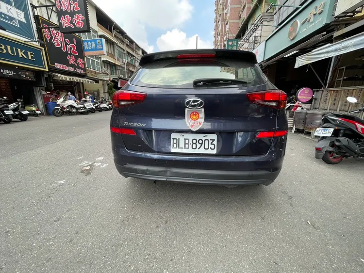 翁女酒駕撞上正在處理交通事故的警車。翻攝畫面