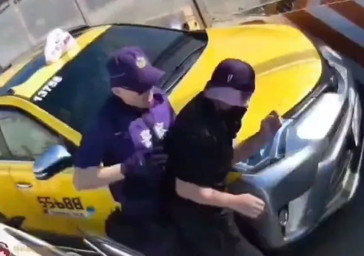 警員制伏崔男。翻攝畫面