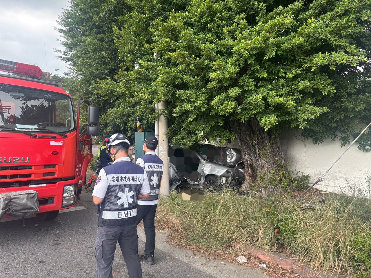 高雄小港轎車逆向自撞路樹 46歲駕駛身亡