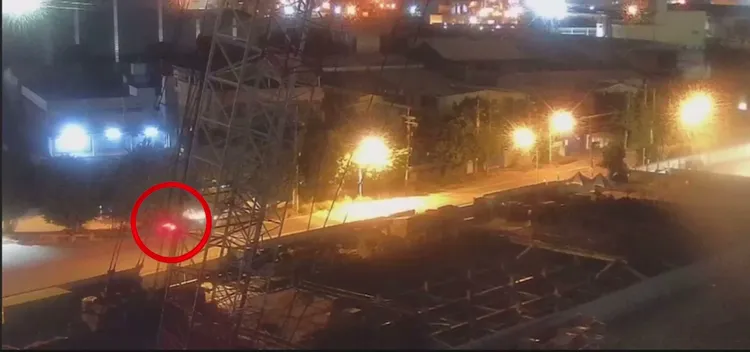 自小客車逆向撞上路旁行道樹，駕駛當場明顯死亡。翻攝畫面