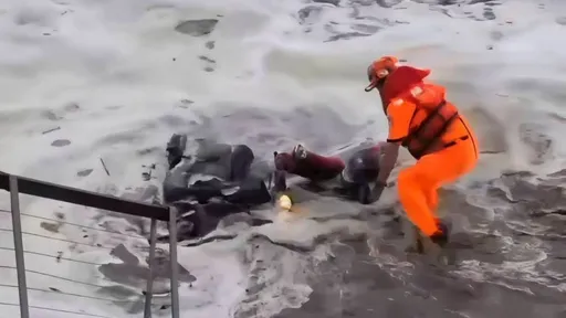 薔琵颱風掀大浪　台東老翁騎機車遭海水倒灌擊倒險溺水