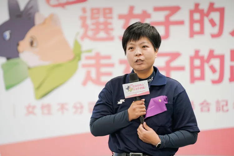 台灣首位棒球女性裁判劉柏君也是電視劇《通靈少女》原型。民進黨提供