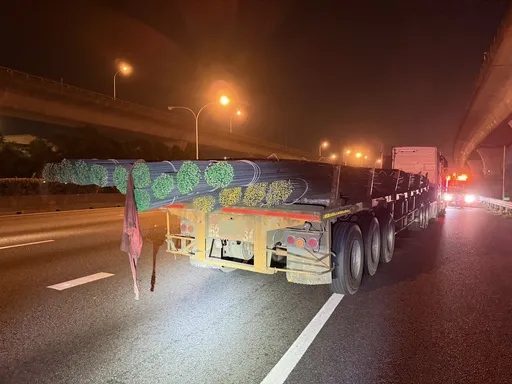 聯結車故障拋錨國道　警方赫見超長鋼條、胎紋不足雙違規
